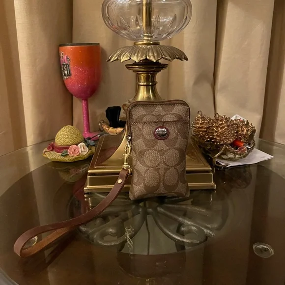 Coach, please check all picture of condition - Picture 3 of 17